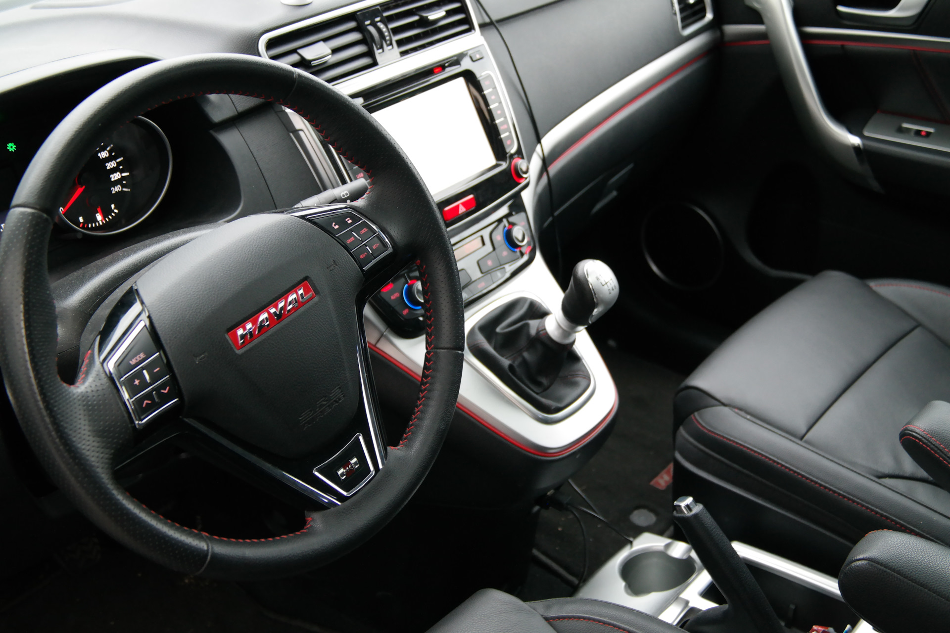 /img/cars/1637051157-interior_haval_H6_3.jpg